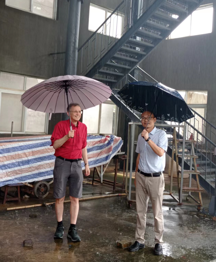 参观我校人工模拟降雨大厅